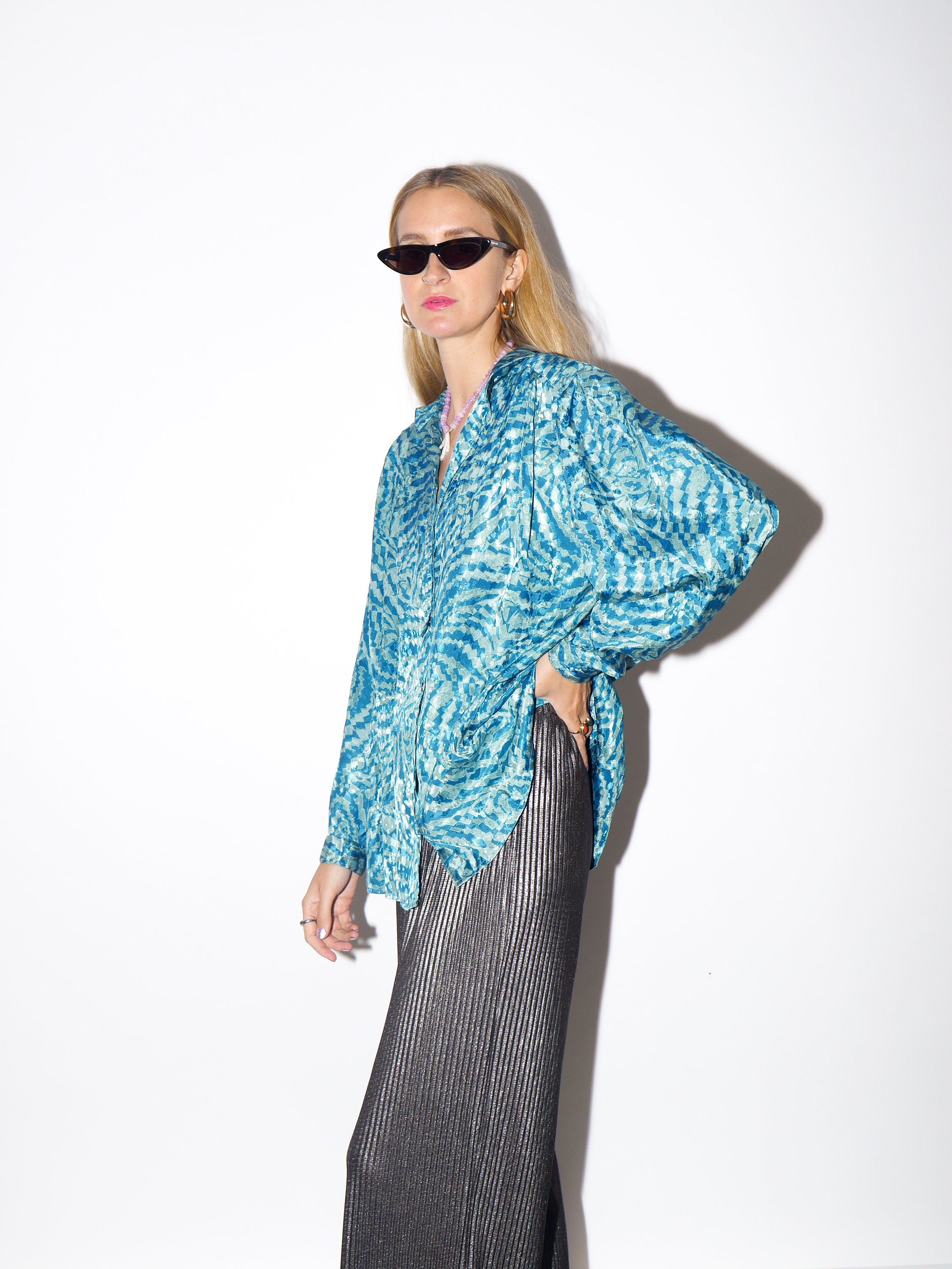 VINTAGE psychedelic animal print turquoise blouse by KONFEKTIONPLAUEN® from 1980s | retro oversize style blouse with puffer sleeves