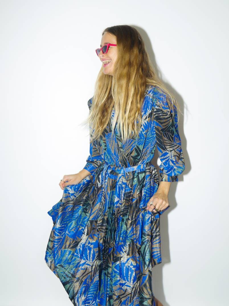 1980s vintage v-neck MIDI DRESS, PLEATED Fabric, Sustainable Dress, Retro Blue Botanical Elastic Band Waist Matching Belt Pleated Midi Dress