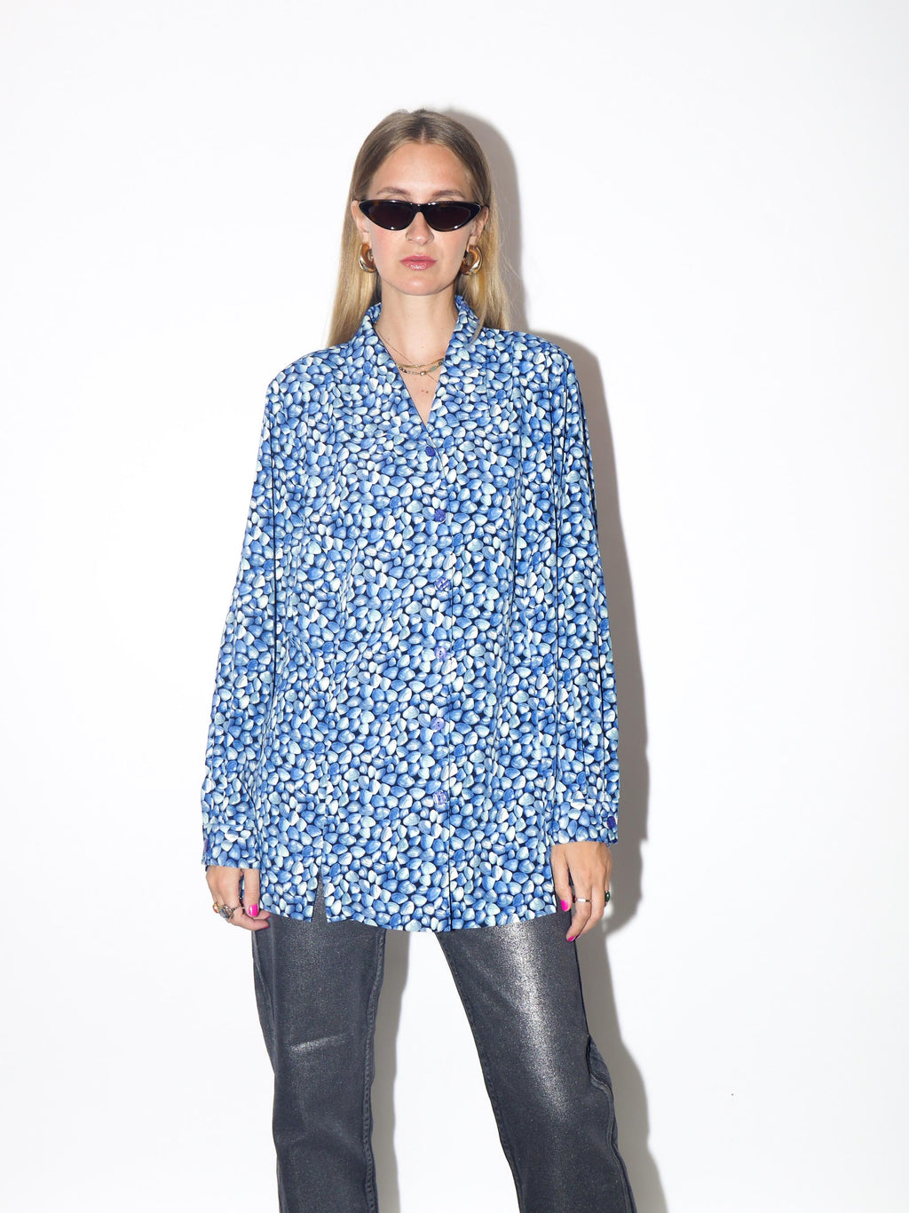 VINTAGE Oversized Blue Seashell Print Blouse With Opalescent Buttons From The 1980s By AMH-Style Exclusiv