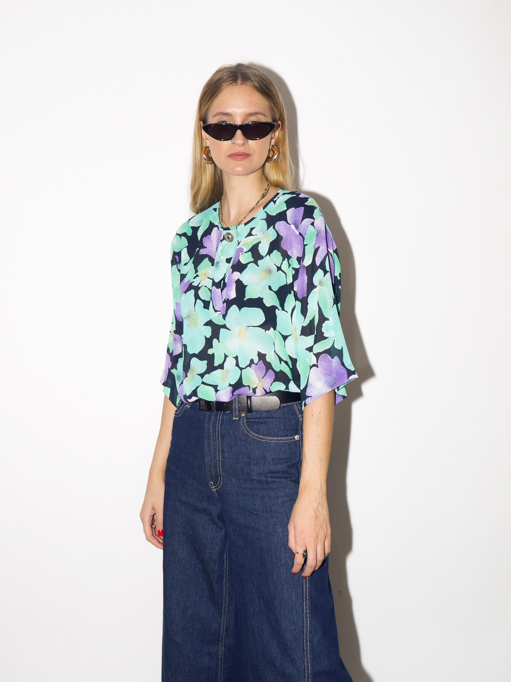 VINTAGE floral blouse from 1980s in green and purple flowers with short sleeve