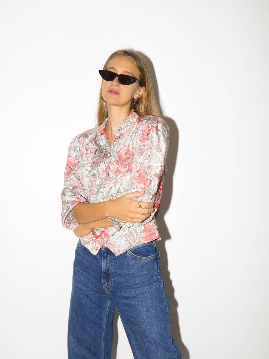 VINTAGE blouse from 80s with peplum in silver and pink floral pattern | feminine buttoned shirt with shoulder pads | modopol