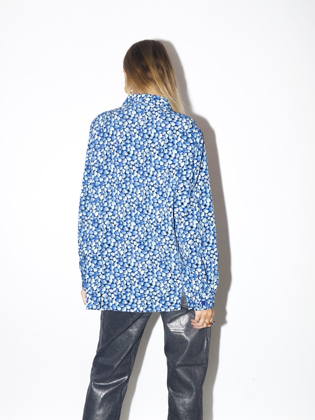 VINTAGE Oversized Blue Seashell Print Blouse With Opalescent Buttons From The 1980s By AMH-Style Exclusiv