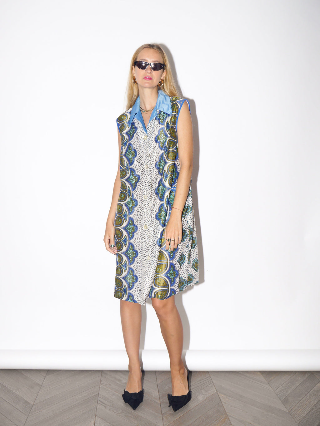 VINTAGE blue/cobalt/white semi sheer dress from 1980s | sleeveless buttoned dress with two front pockets in lovely blue cobalt pattern