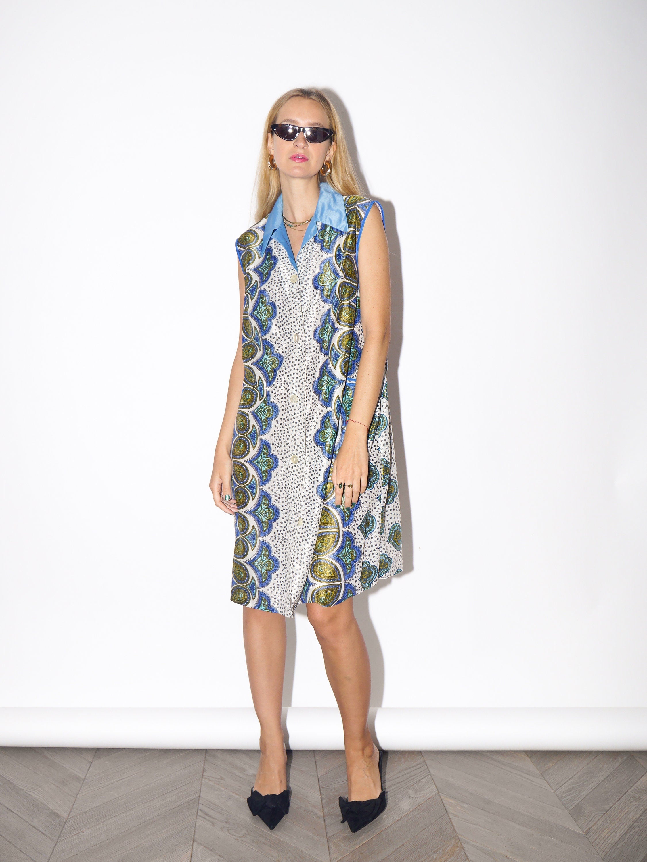 VINTAGE blue/cobalt/white semi sheer dress from 1980s | sleeveless buttoned dress with two front pockets in lovely blue cobalt pattern