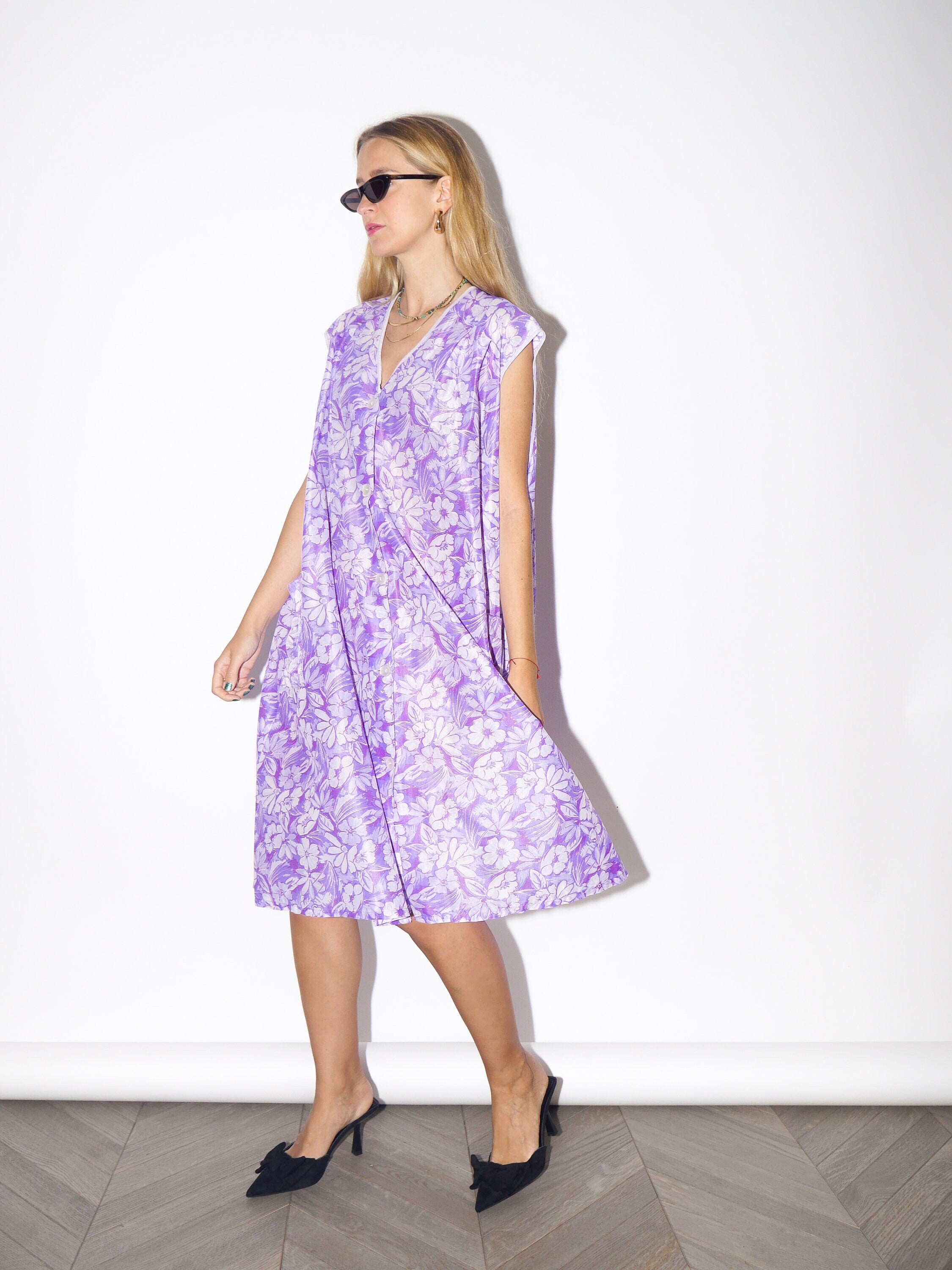 VINTAGE purple liliac flower patterned oversize dress from 1980s | lightly sheer oversize buttoned dress with collar and two pockets