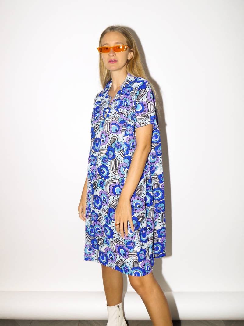 VINTAGE dress from 1970s | handmade purple and blue dress with white retro floral pattern and collar | oversize - fits all sizes | modopol