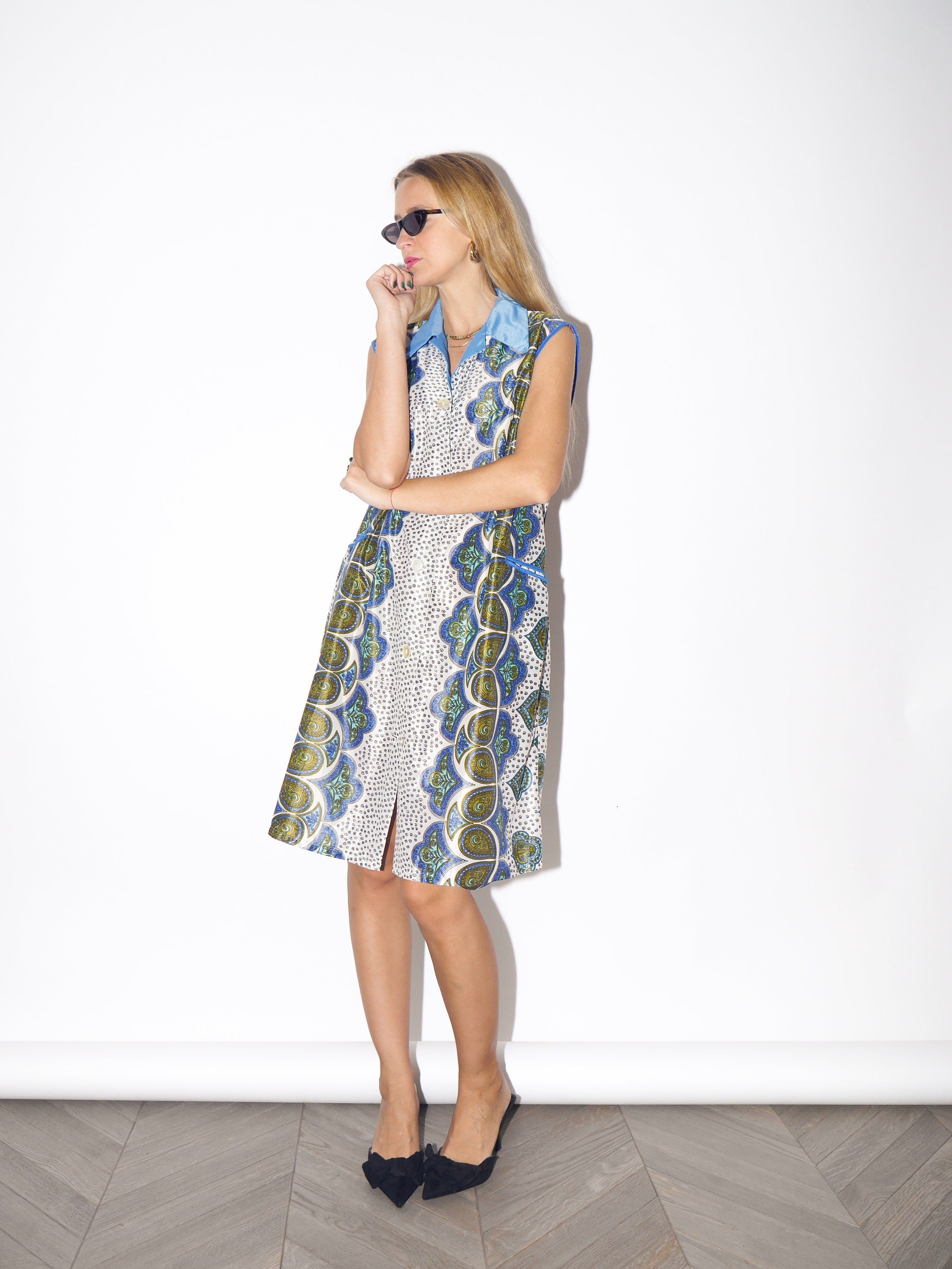 VINTAGE blue/cobalt/white semi sheer dress from 1980s | sleeveless buttoned dress with two front pockets in lovely blue cobalt pattern