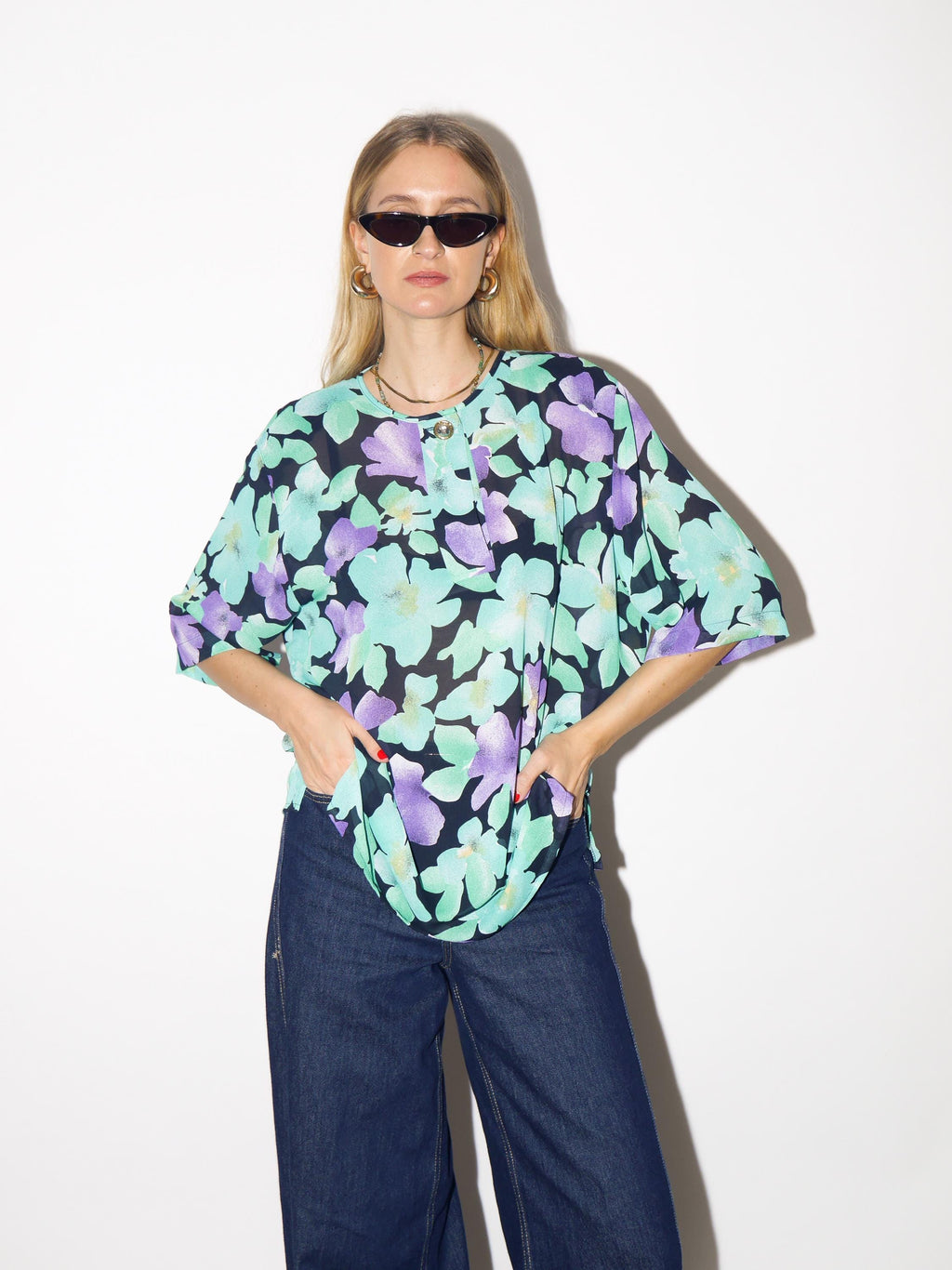 VINTAGE floral blouse from 1980s in green and purple flowers with short sleeve