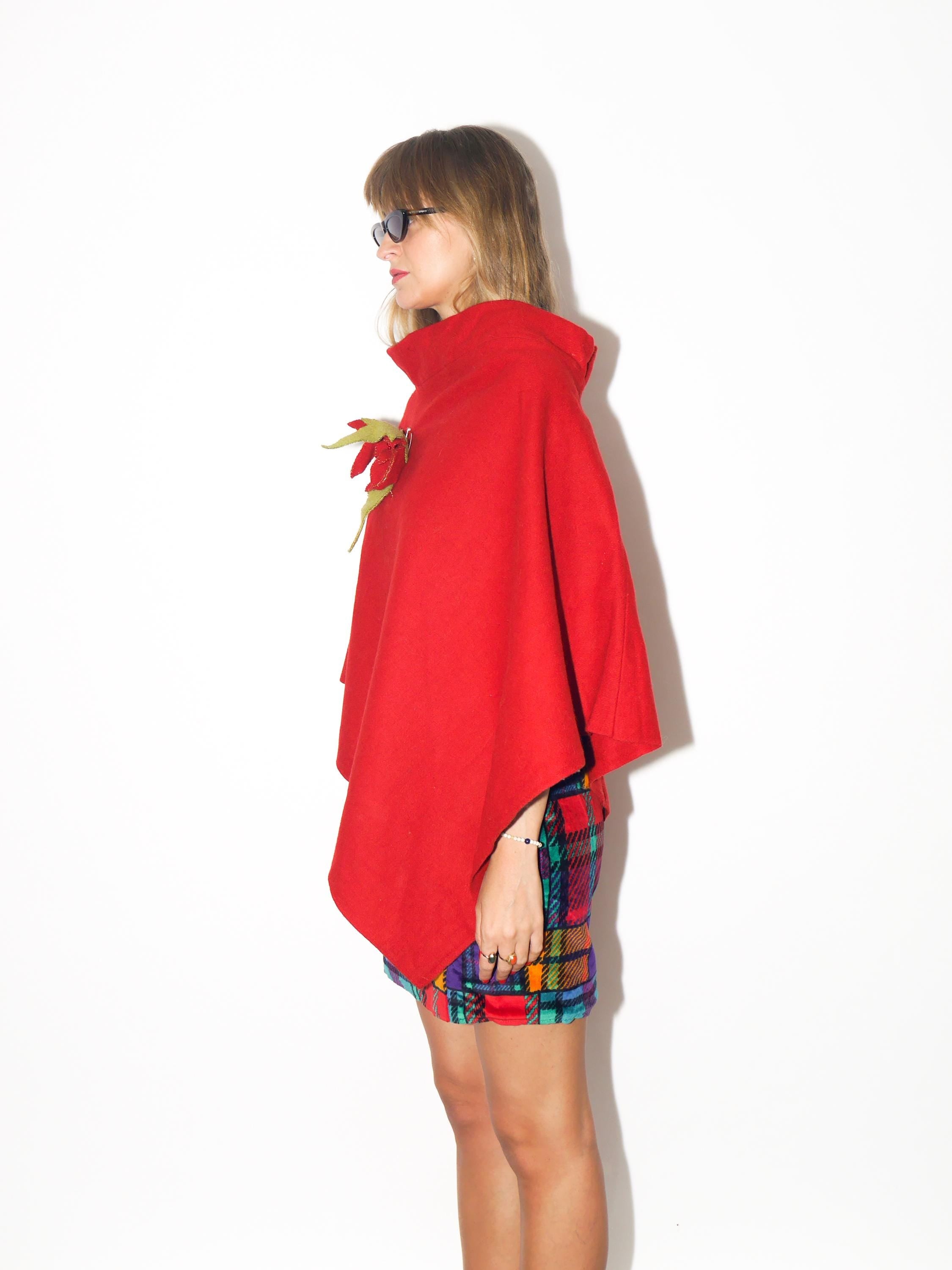 VINTAGE Red Wool Poncho With Flower Brooch From The 1990s By Mylene
