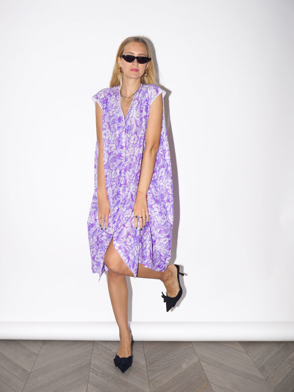 VINTAGE purple liliac flower patterned oversize dress from 1980s | lightly sheer oversize buttoned dress with collar and two pockets