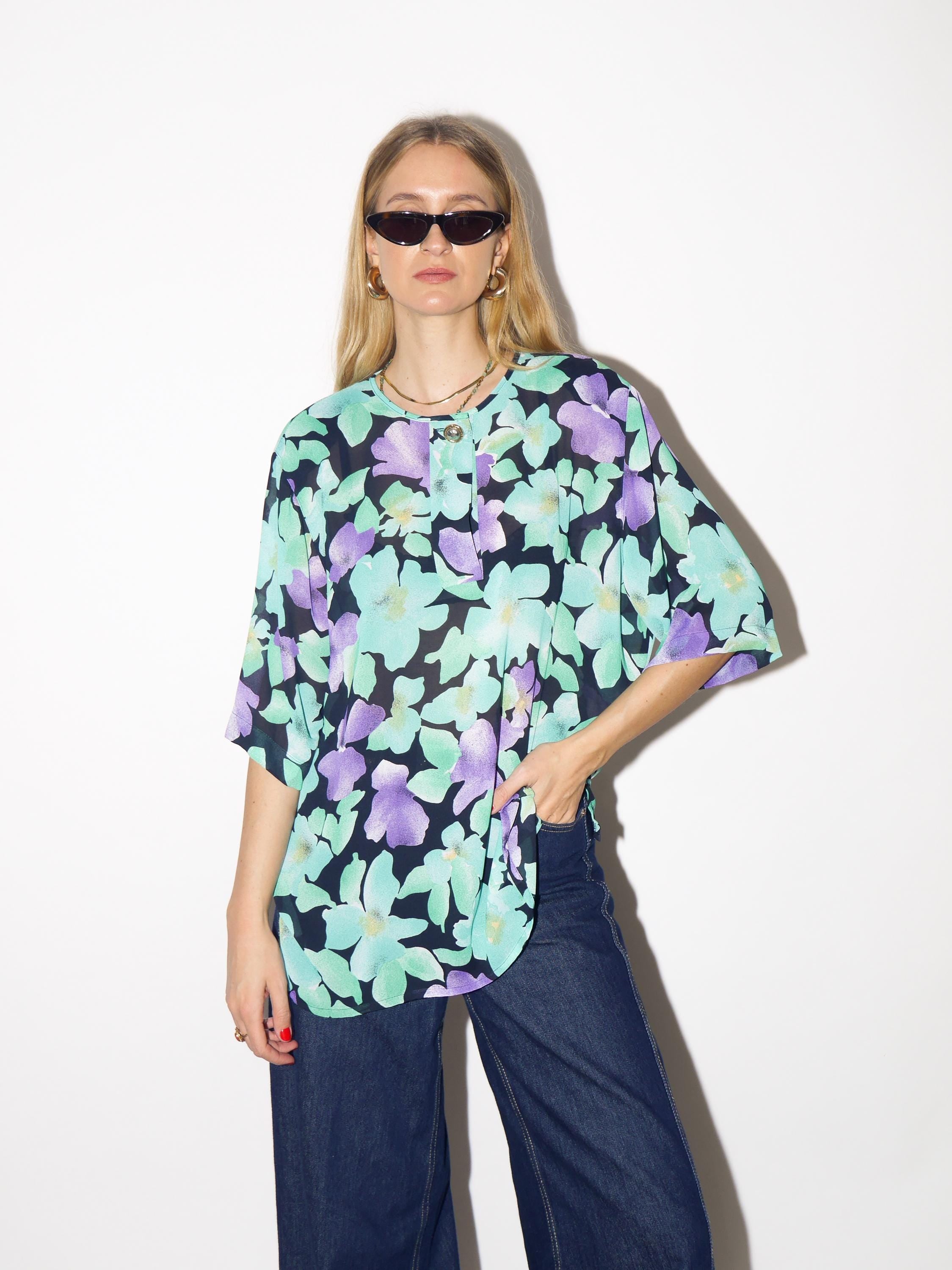 VINTAGE floral blouse from 1980s in green and purple flowers with short sleeve