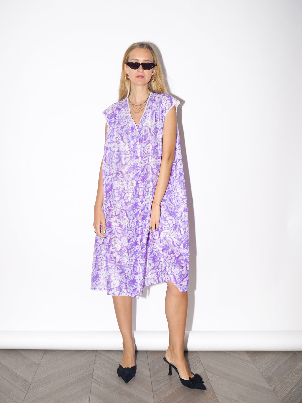 VINTAGE purple liliac flower patterned oversize dress from 1980s | lightly sheer oversize buttoned dress with collar and two pockets