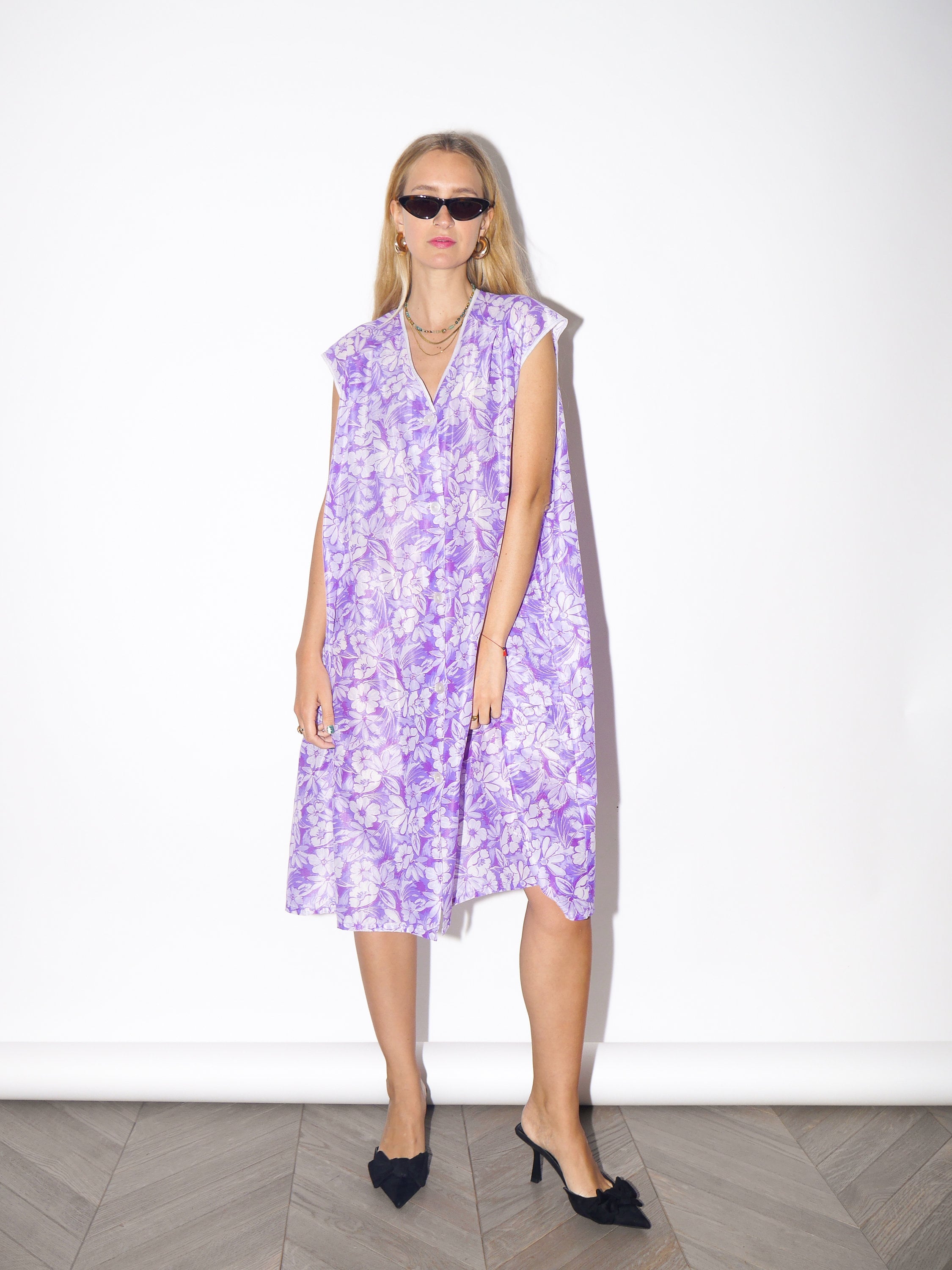 VINTAGE purple liliac flower patterned oversize dress from 1980s | lightly sheer oversize buttoned dress with collar and two pockets
