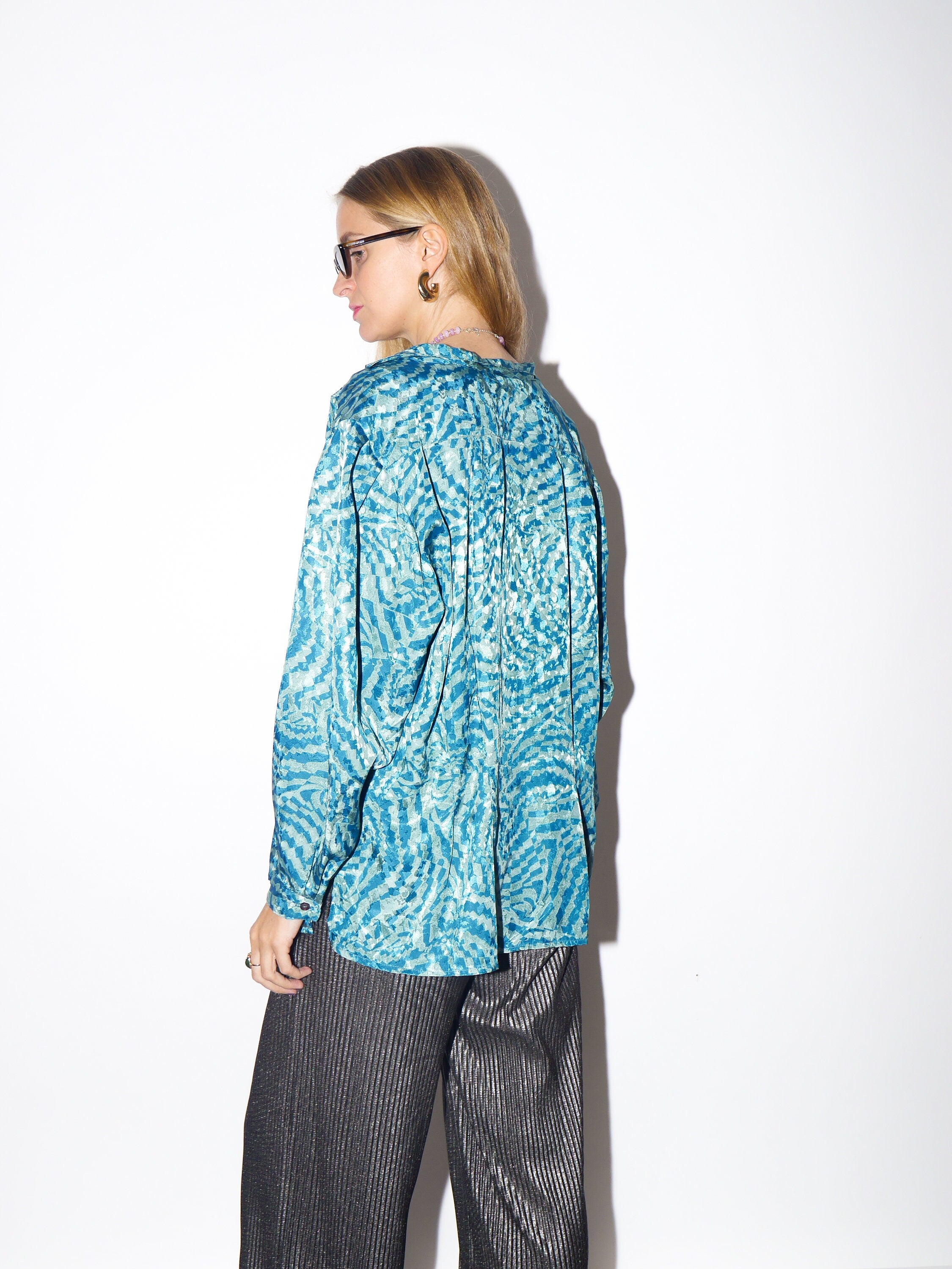 VINTAGE psychedelic animal print turquoise blouse by KONFEKTIONPLAUEN® from 1980s | retro oversize style blouse with puffer sleeves