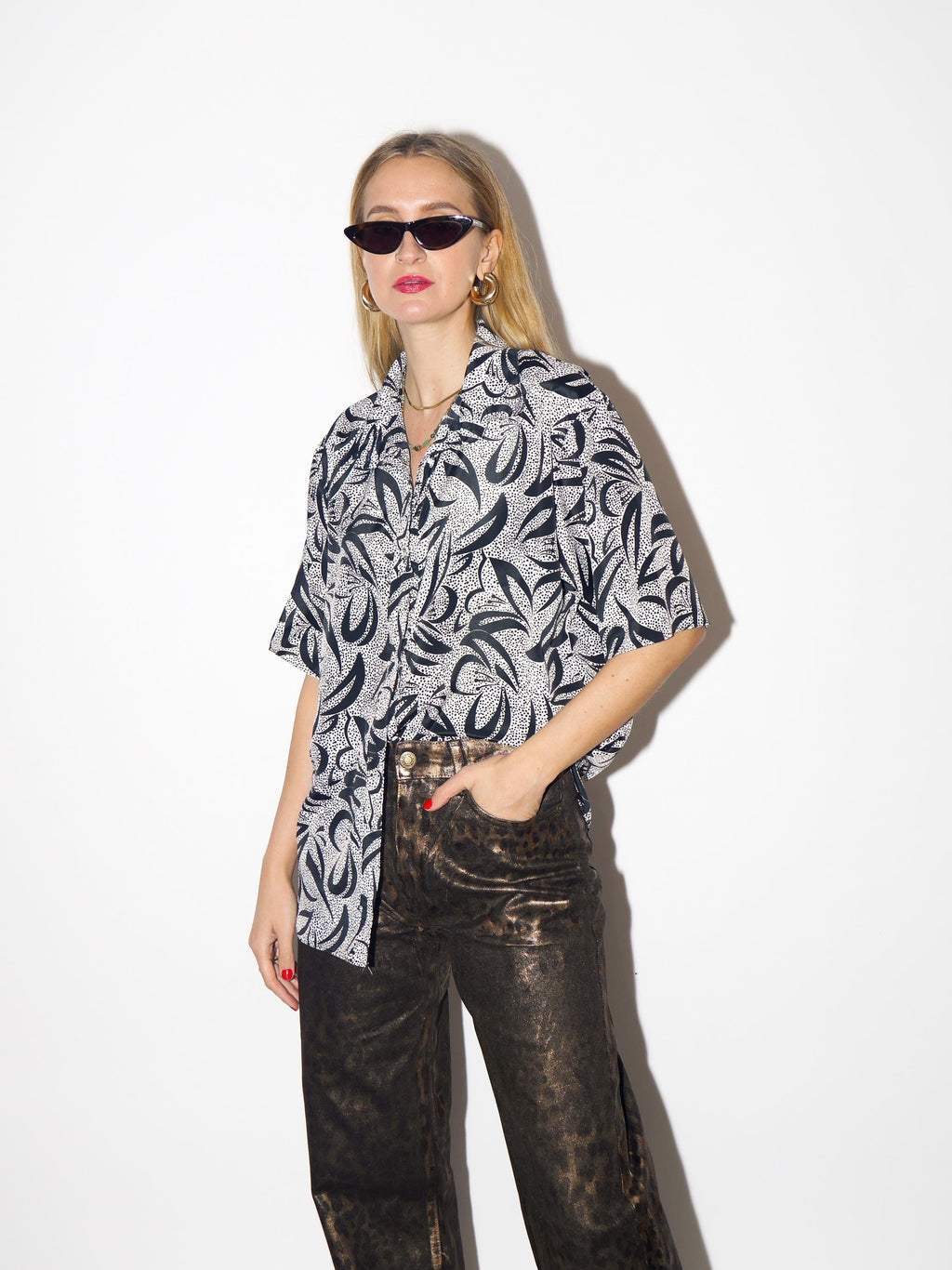 VINTAGE blouse with short sleeve in black and white polka dot print from 1980s