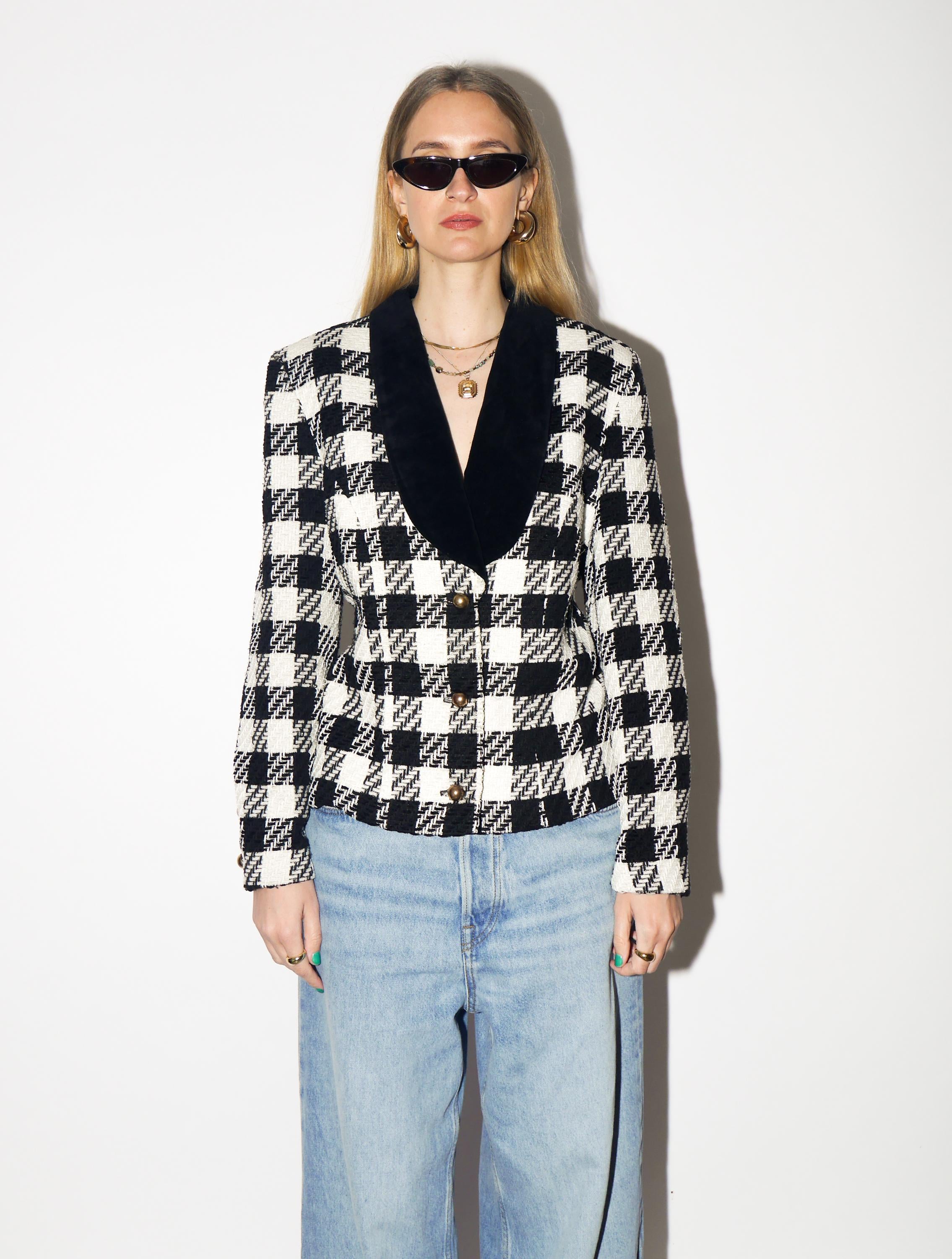 VINTAGE Houndstooth Blazer from 1980s with Black Velvet Collar with Viscose