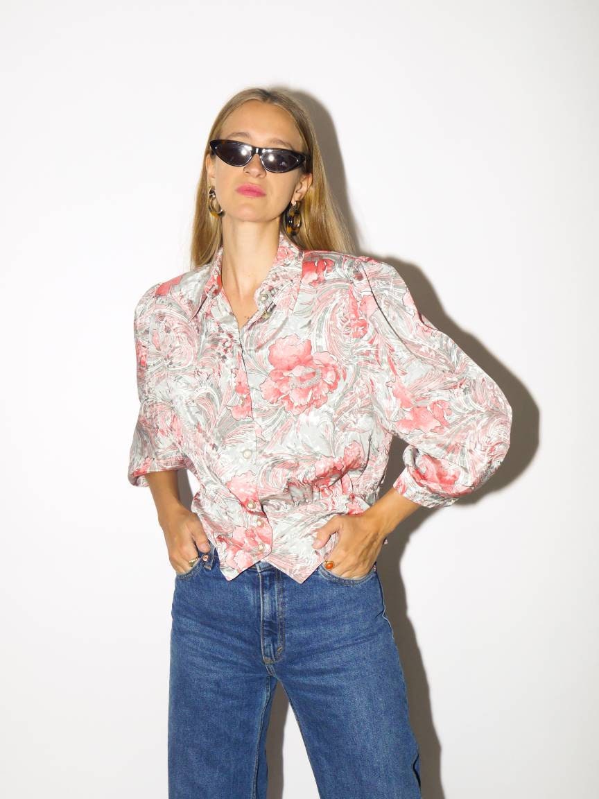 VINTAGE blouse from 80s with peplum in silver and pink floral pattern | feminine buttoned shirt with shoulder pads | modopol