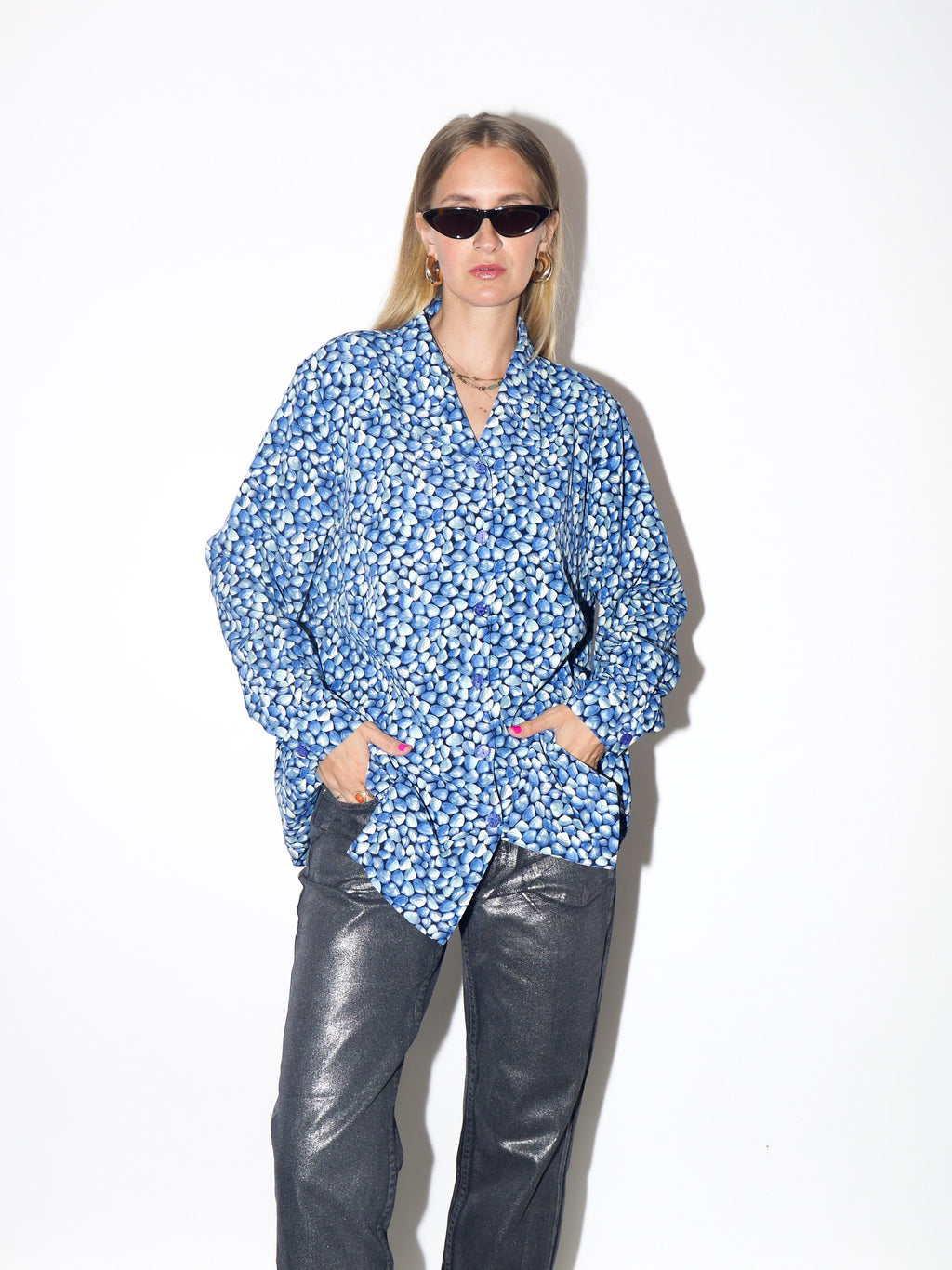 VINTAGE Oversized Blue Seashell Print Blouse With Opalescent Buttons From The 1980s By AMH-Style Exclusiv