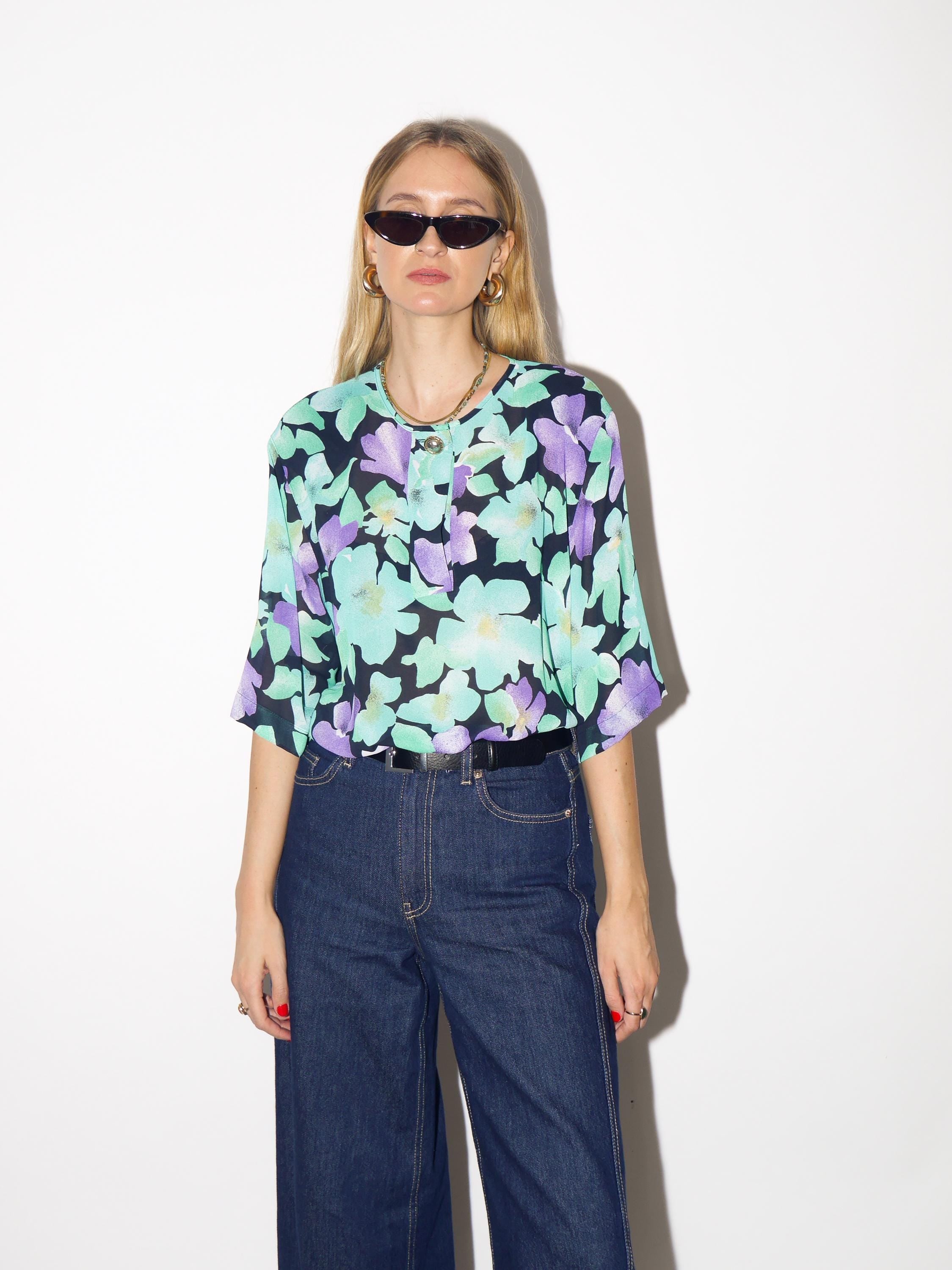 VINTAGE floral blouse from 1980s in green and purple flowers with short sleeve