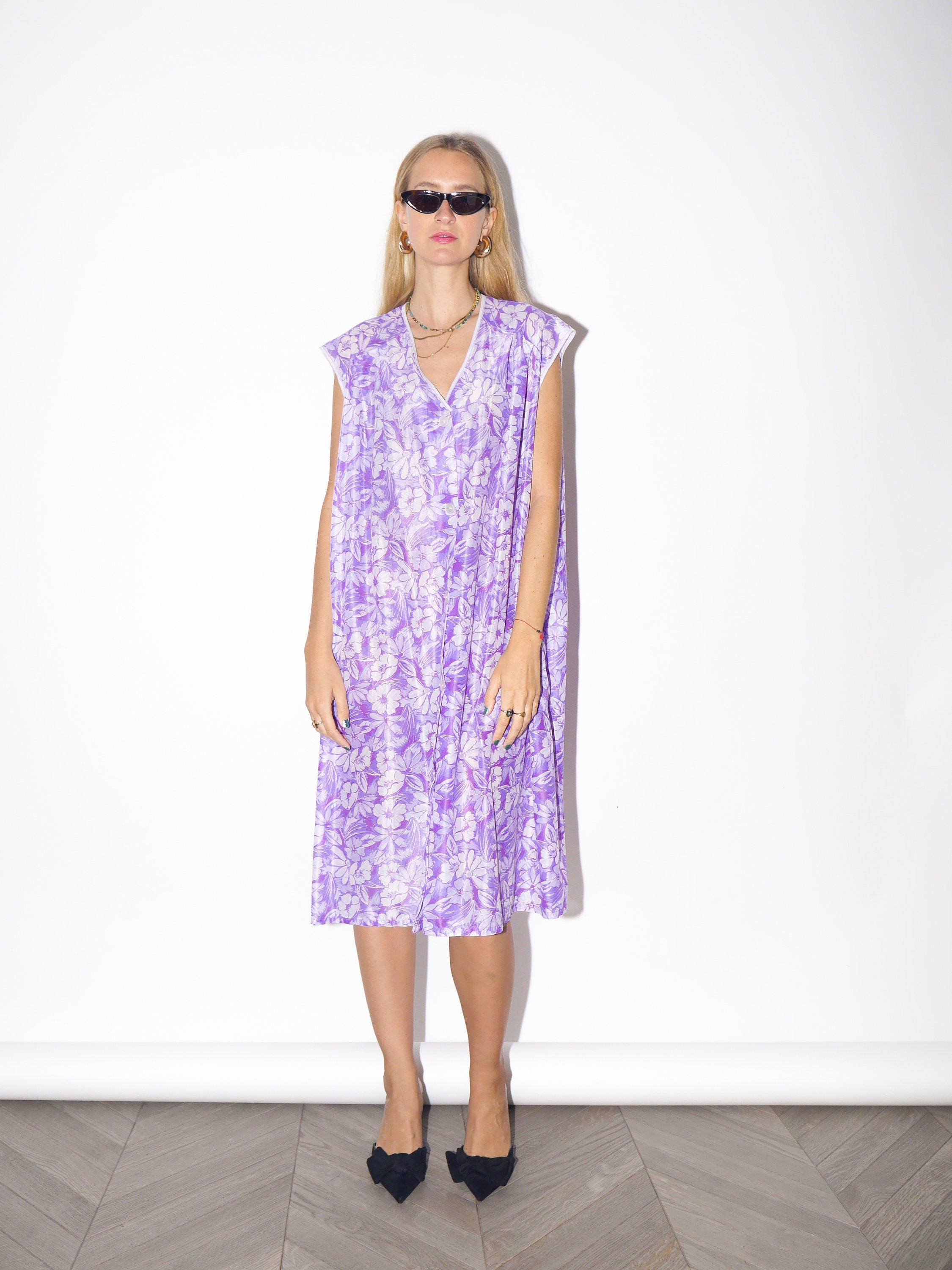 VINTAGE purple liliac flower patterned oversize dress from 1980s | lightly sheer oversize buttoned dress with collar and two pockets
