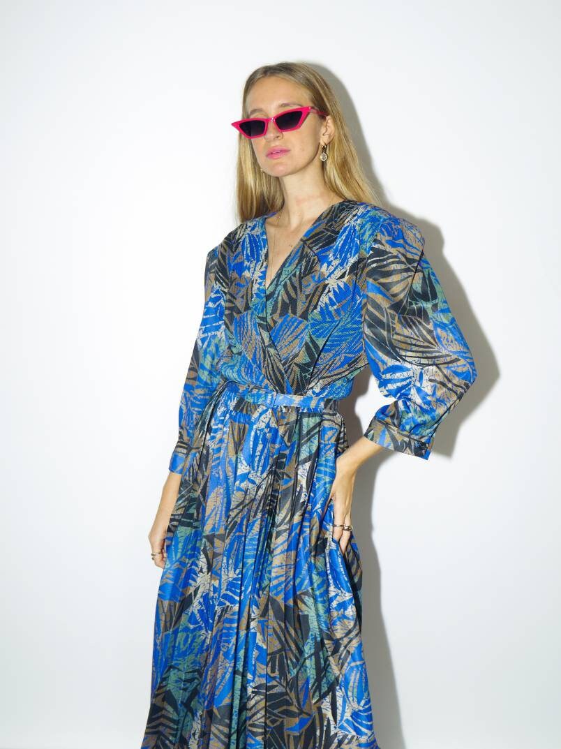 1980s vintage v-neck MIDI DRESS, PLEATED Fabric, Sustainable Dress, Retro Blue Botanical Elastic Band Waist Matching Belt Pleated Midi Dress