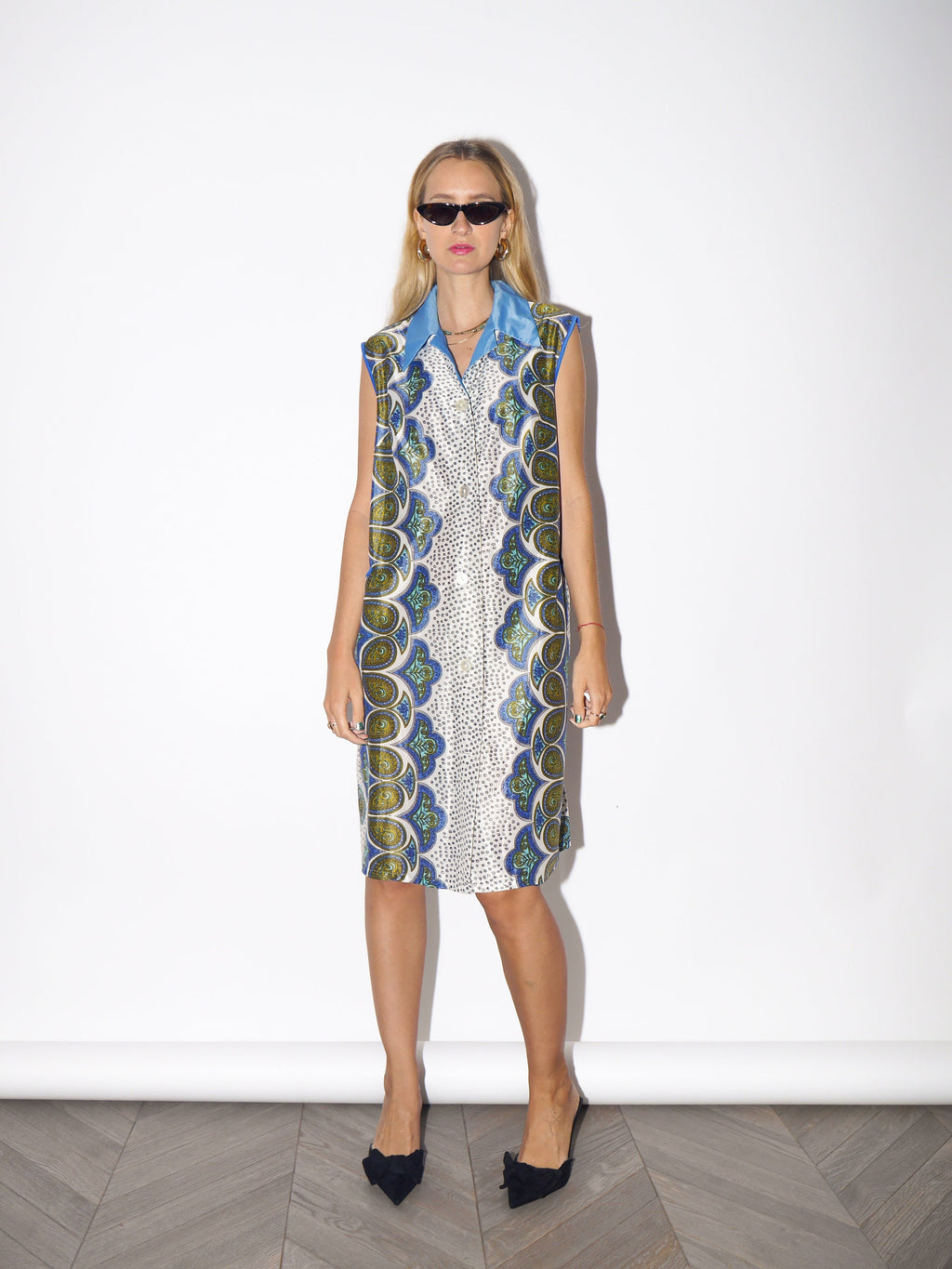 VINTAGE blue/cobalt/white semi sheer dress from 1980s | sleeveless buttoned dress with two front pockets in lovely blue cobalt pattern