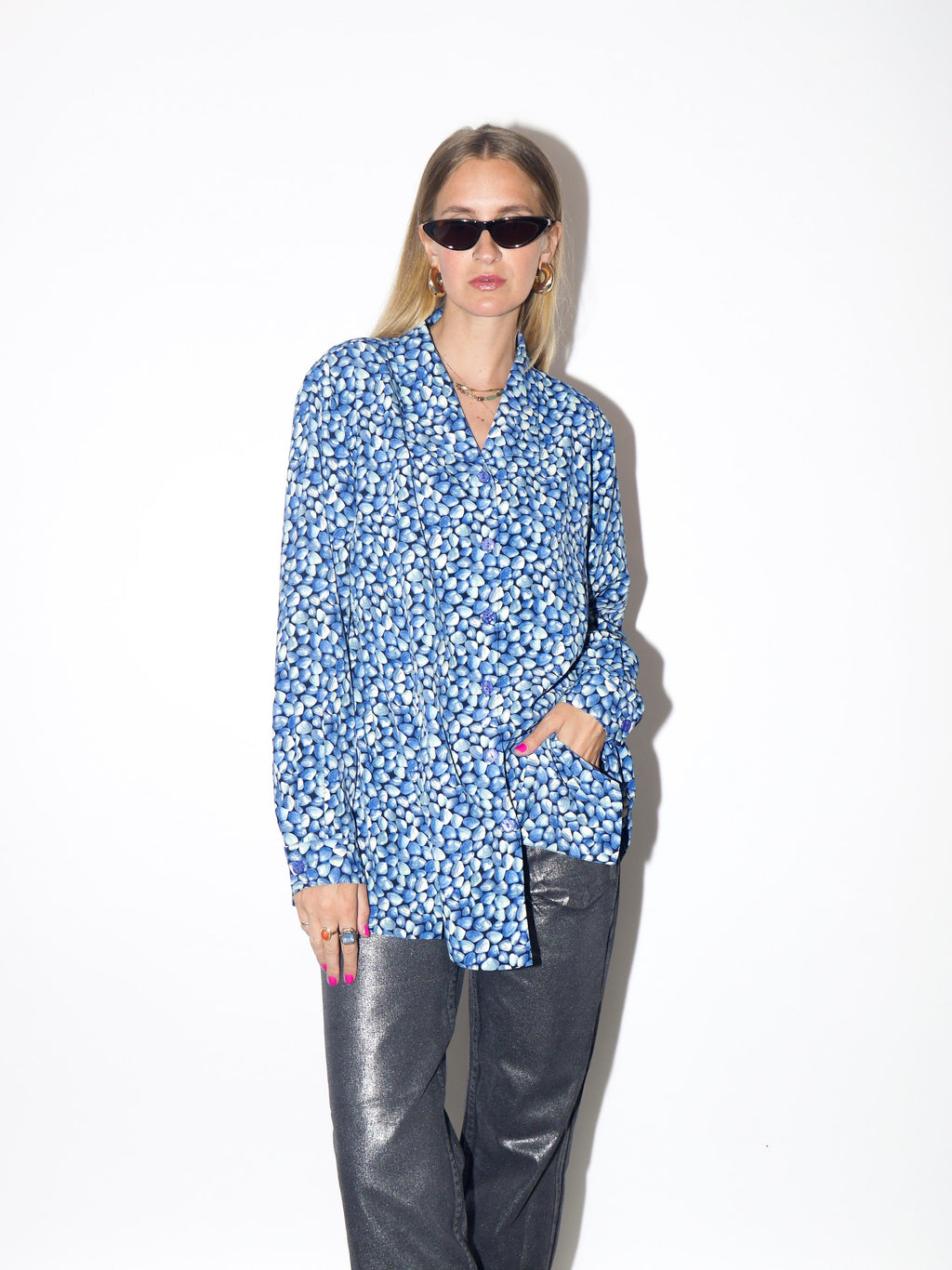VINTAGE Oversized Blue Seashell Print Blouse With Opalescent Buttons From The 1980s By AMH-Style Exclusiv