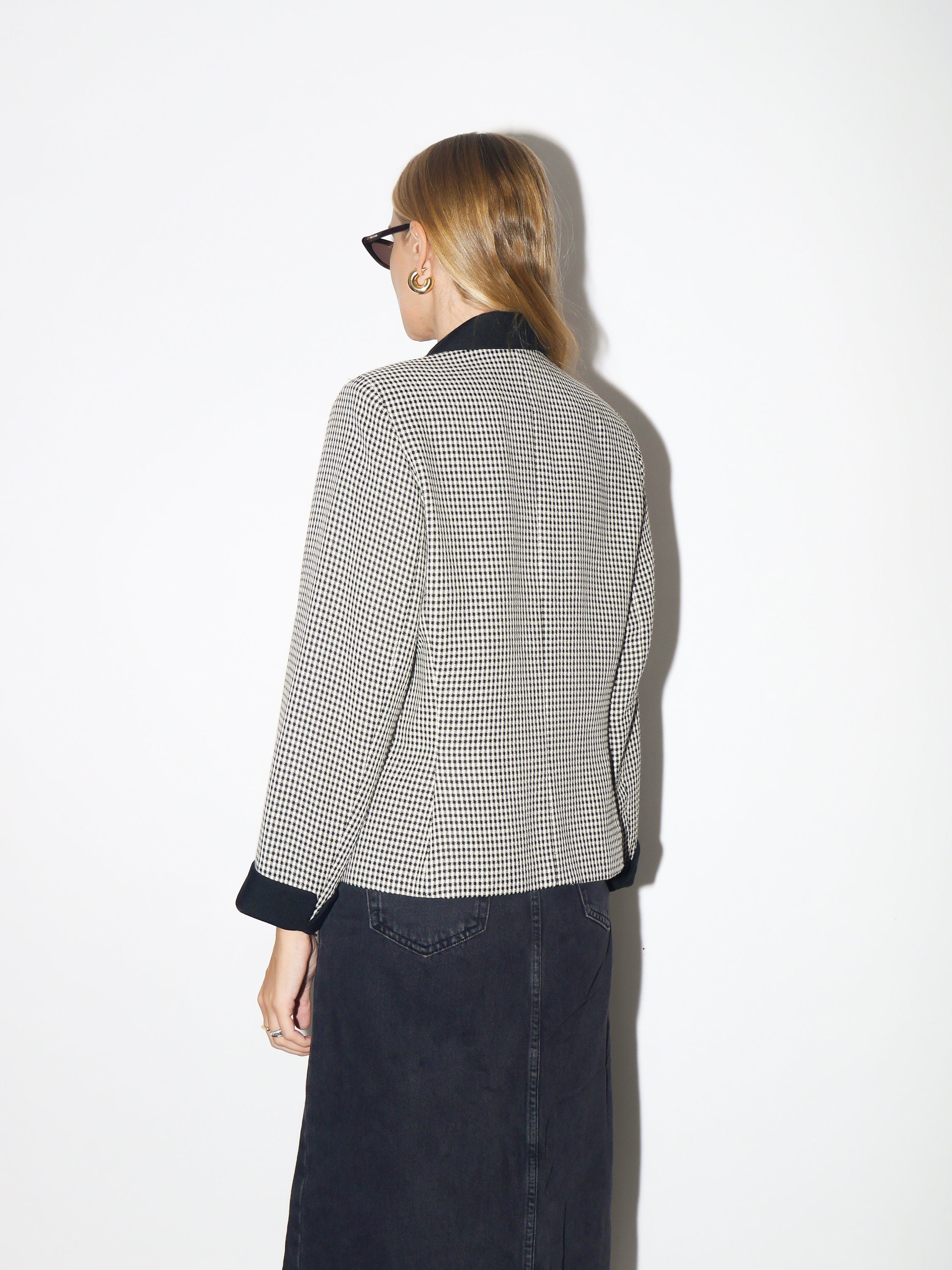 VINTAGE viscose blazer from 1980s in black and white houdstooth pattern | cropped woman’s blazer | oversize retro blazer fits XS to L