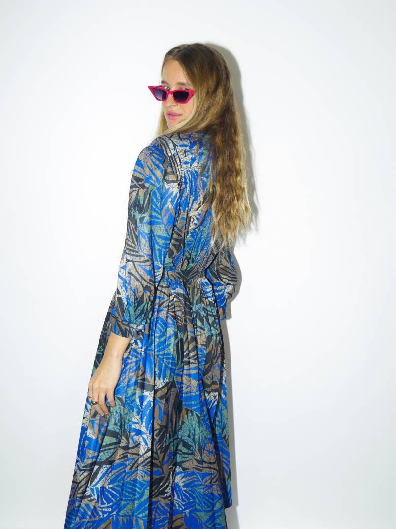 1980s vintage v-neck MIDI DRESS, PLEATED Fabric, Sustainable Dress, Retro Blue Botanical Elastic Band Waist Matching Belt Pleated Midi Dress