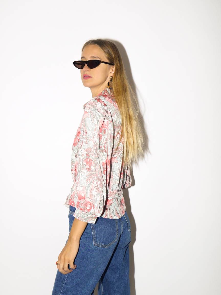 VINTAGE blouse from 80s with peplum in silver and pink floral pattern | feminine buttoned shirt with shoulder pads | modopol