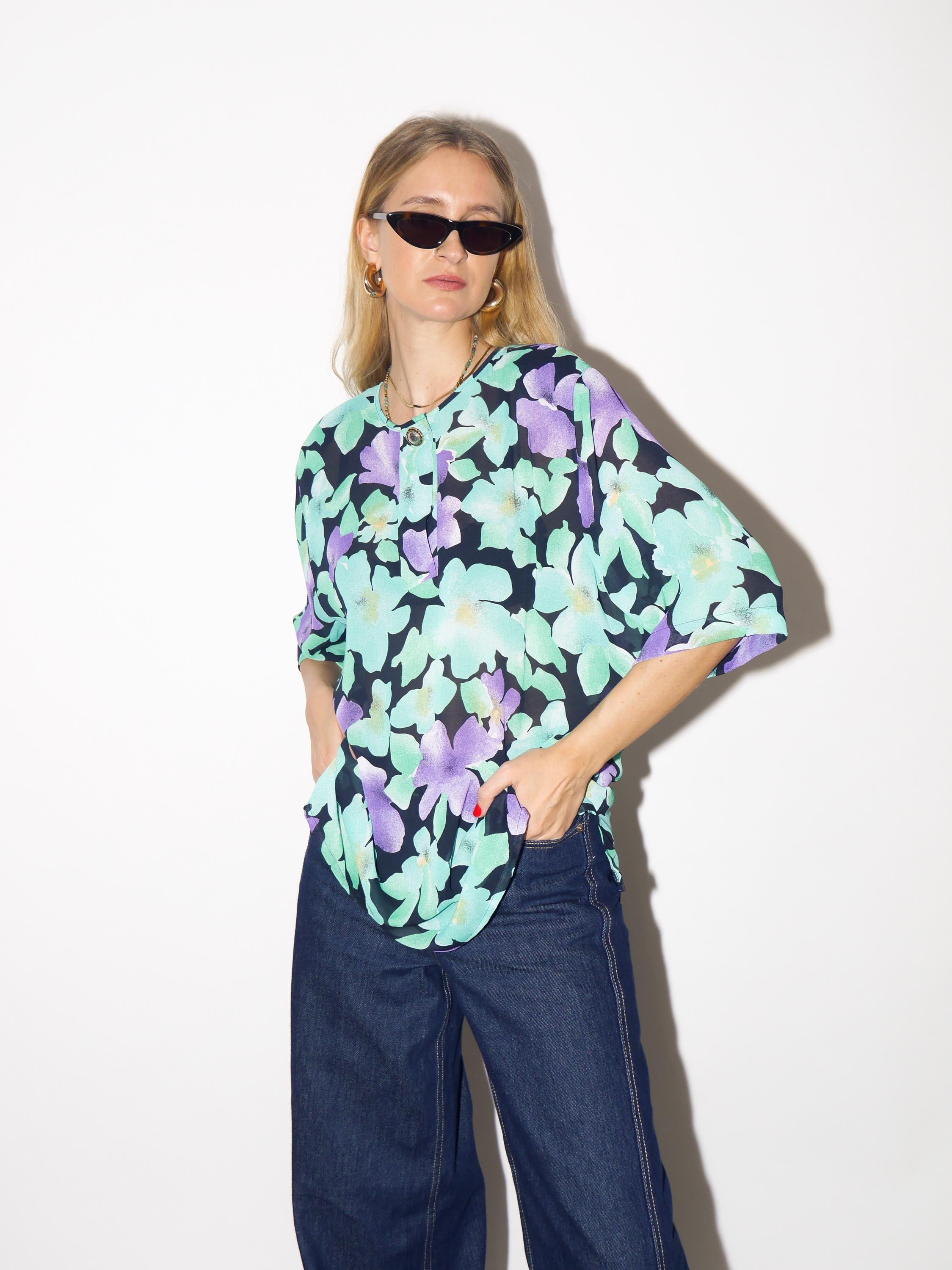 VINTAGE floral blouse from 1980s in green and purple flowers with short sleeve